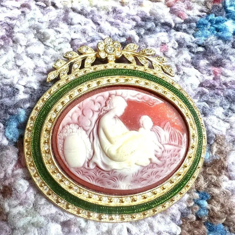 Joan Rivers Oval Cameo Brooch in Green and Gold